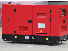 Какую функцию выполняют небольшие отверстия в генераторе Cummins и каково их блокирующее воздействие?